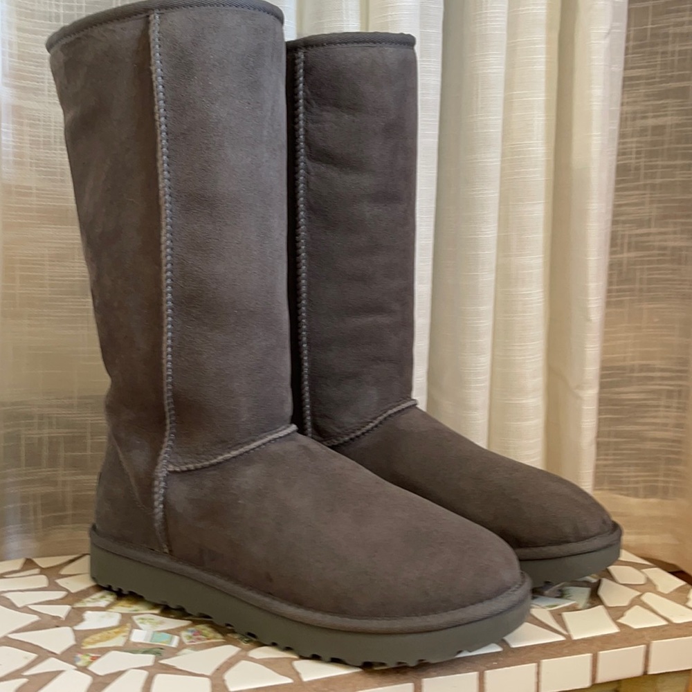 UGG BOOTS-  GREY WOMENS SIZE 10 or MENS SIZE 8